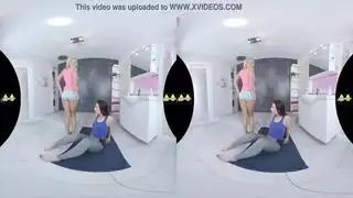 جماع جماعي في غرفة الفندق: سمراء تأخذ عدة حمولات على وجهها